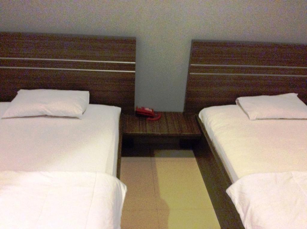 Hotel Diamond Makassar Zimmer foto