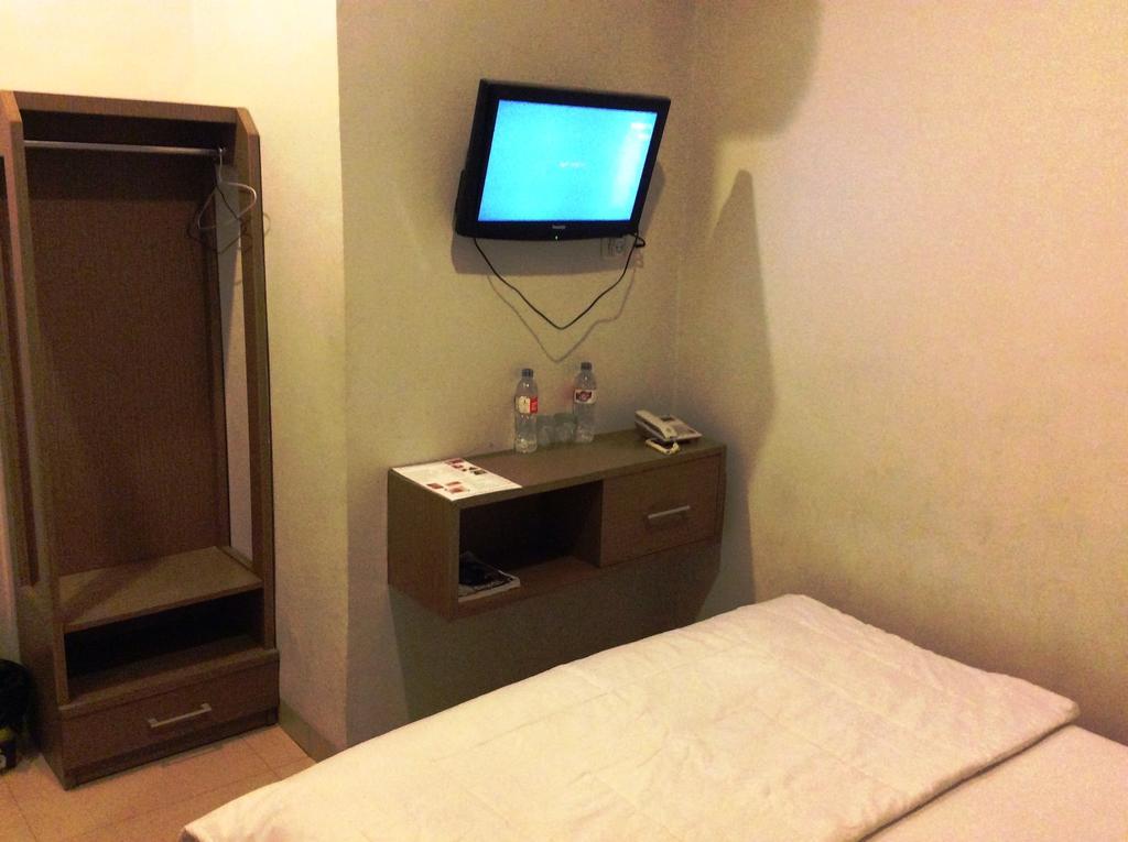 Hotel Diamond Makassar Zimmer foto